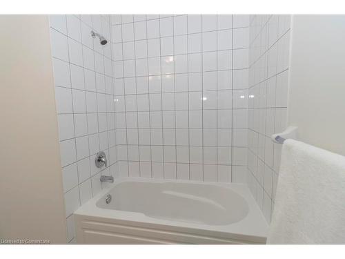 122 Munro Circle, Brantford, ON - Indoor Photo Showing Bathroom