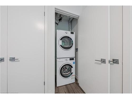 209-479 Charlton Avenue E, Hamilton, ON - Indoor Photo Showing Laundry Room