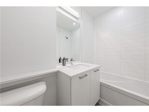 209-479 Charlton Avenue E, Hamilton, ON - Indoor Photo Showing Bathroom