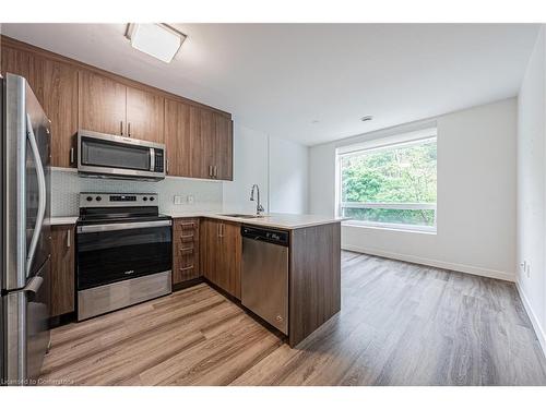 209-479 Charlton Avenue E, Hamilton, ON - Indoor Photo Showing Kitchen