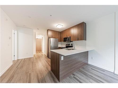 209-479 Charlton Avenue E, Hamilton, ON - Indoor Photo Showing Kitchen