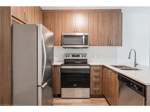 209-479 Charlton Avenue E, Hamilton, ON - Indoor Photo Showing Kitchen With Double Sink With Upgraded Kitchen