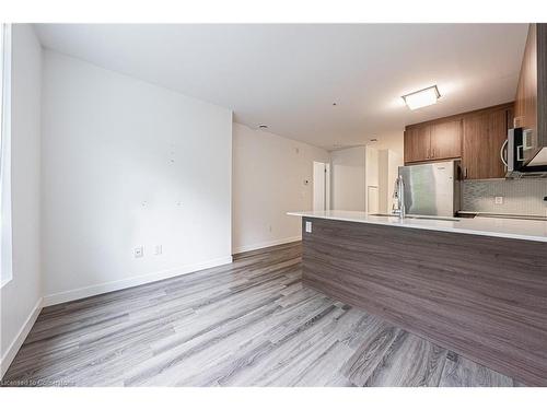 209-479 Charlton Avenue E, Hamilton, ON - Indoor Photo Showing Kitchen