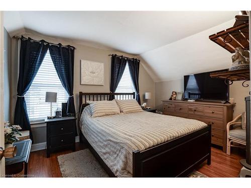 52 Mayflower Avenue, Hamilton, ON - Indoor Photo Showing Bedroom