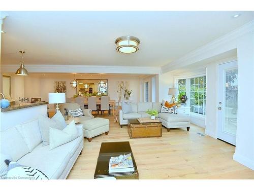 13-3333 New Street, Burlington, ON - Indoor Photo Showing Living Room