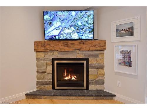 13-3333 New Street, Burlington, ON - Indoor Photo Showing Living Room With Fireplace