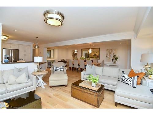 13-3333 New Street, Burlington, ON - Indoor Photo Showing Living Room