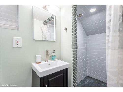 28 Britannia Avenue, Hamilton, ON - Indoor Photo Showing Bathroom