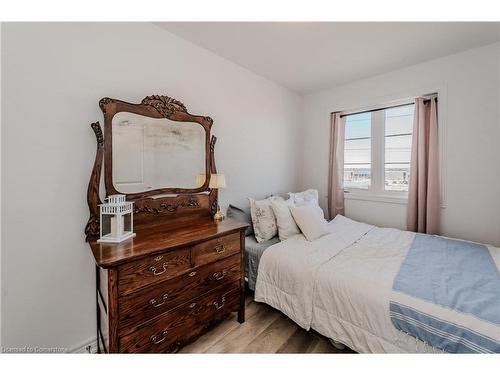 37-120 Court Drive, Paris, ON - Indoor Photo Showing Bedroom