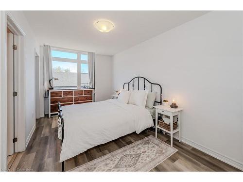 37-120 Court Drive, Paris, ON - Indoor Photo Showing Bedroom