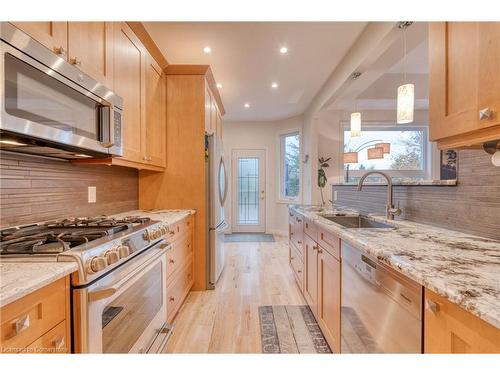 5 Twentyplace Boulevard, Mount Hope, ON - Indoor Photo Showing Kitchen With Upgraded Kitchen