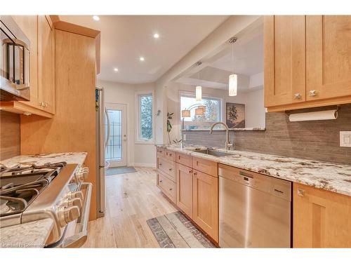 5 Twentyplace Boulevard, Mount Hope, ON - Indoor Photo Showing Kitchen