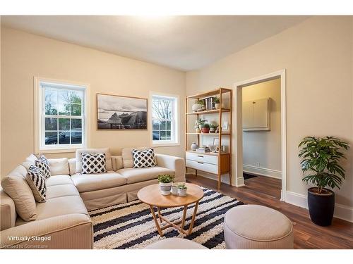 19 Strachan Street E, Hamilton, ON - Indoor Photo Showing Living Room