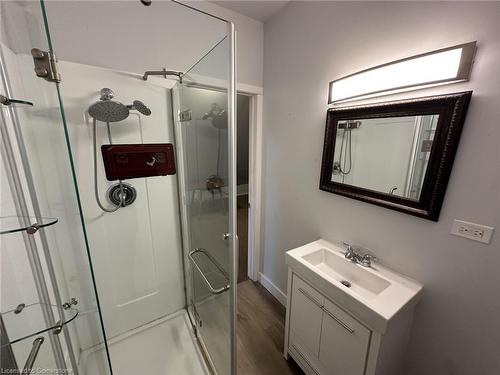 4-119 Holton Avenue S, Hamilton, ON - Indoor Photo Showing Bathroom