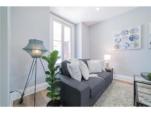 17 Kinrade Avenue, Hamilton, ON - Indoor Photo Showing Living Room