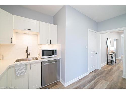 17 Kinrade Avenue, Hamilton, ON - Indoor Photo Showing Kitchen