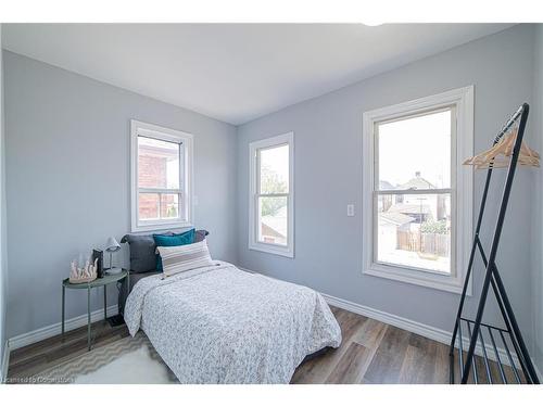 17 Kinrade Avenue, Hamilton, ON - Indoor Photo Showing Bedroom