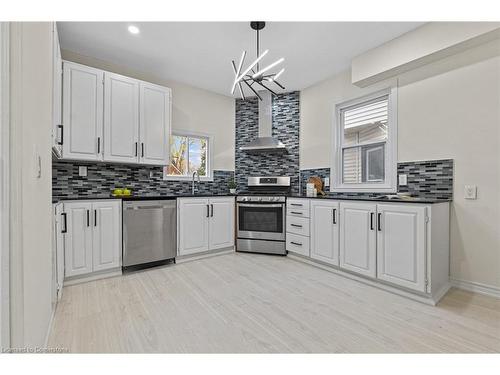 5122 Jepson Street, Niagara Falls, ON - Indoor Photo Showing Kitchen With Upgraded Kitchen