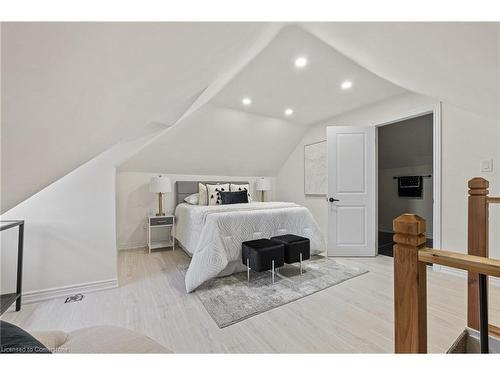 5122 Jepson Street, Niagara Falls, ON - Indoor Photo Showing Bedroom