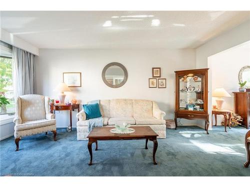 64-5475 Lakeshore Road, Burlington, ON - Indoor Photo Showing Living Room