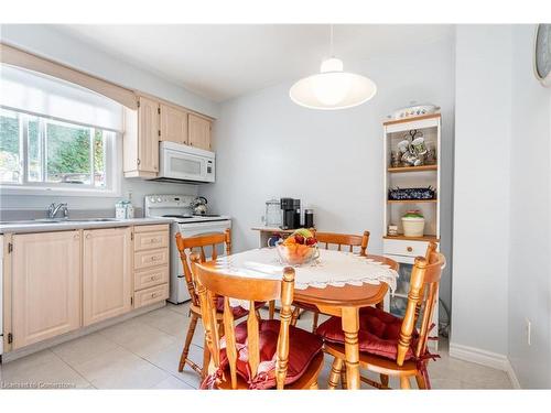 64-5475 Lakeshore Road, Burlington, ON - Indoor Photo Showing Dining Room