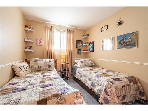 64-5475 Lakeshore Road, Burlington, ON - Indoor Photo Showing Bedroom