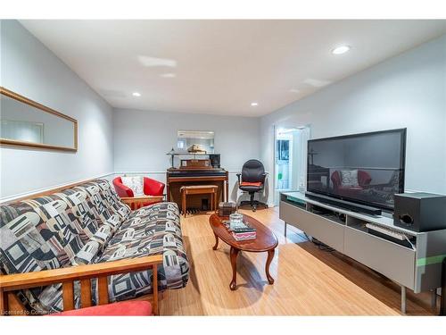 64-5475 Lakeshore Road, Burlington, ON - Indoor Photo Showing Living Room