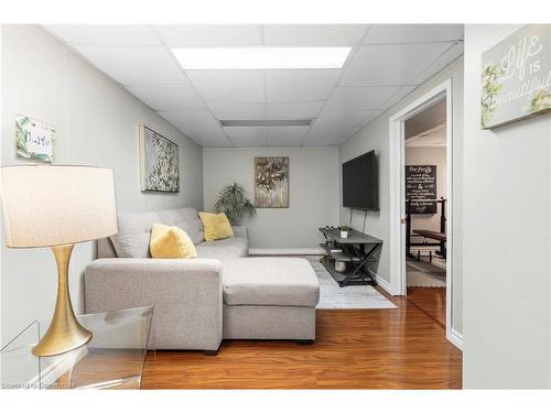 28-14 Derby Street, Hamilton, ON - Indoor Photo Showing Living Room