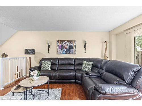 28-14 Derby Street, Hamilton, ON - Indoor Photo Showing Living Room