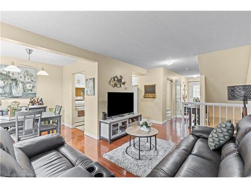 28-14 Derby Street, Hamilton, ON - Indoor Photo Showing Living Room