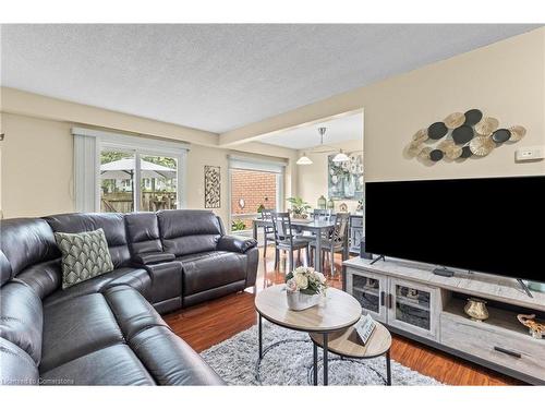 28-14 Derby Street, Hamilton, ON - Indoor Photo Showing Living Room