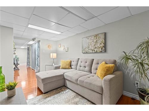 28-14 Derby Street, Hamilton, ON - Indoor Photo Showing Living Room