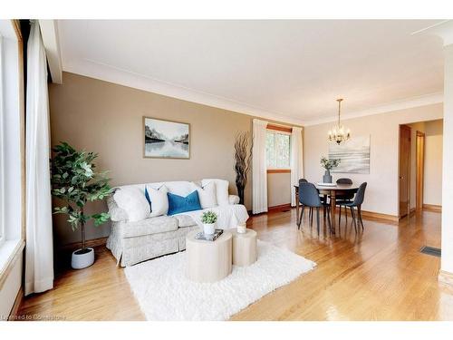 146 West 3Rd Street, Hamilton, ON - Indoor Photo Showing Living Room