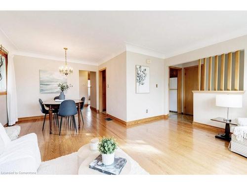 146 West 3Rd Street, Hamilton, ON - Indoor Photo Showing Living Room