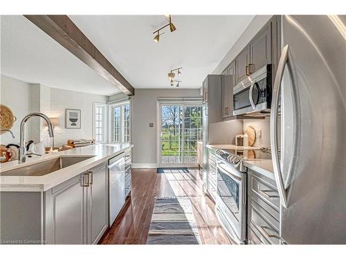 1806 Hobson Drive, Burlington, ON - Indoor Photo Showing Kitchen With Upgraded Kitchen