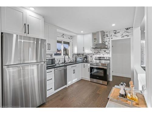 15 Andres Street, Virgil, ON - Indoor Photo Showing Kitchen With Upgraded Kitchen