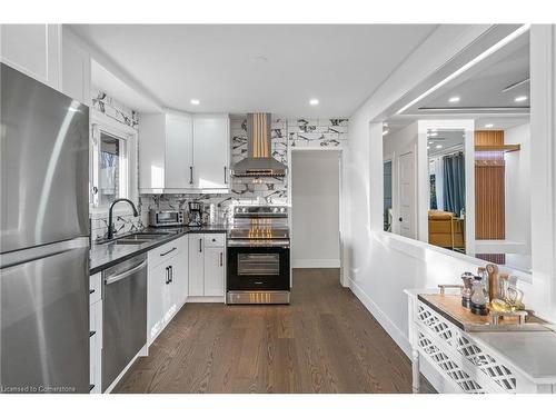 15 Andres Street, Virgil, ON - Indoor Photo Showing Kitchen With Double Sink With Upgraded Kitchen