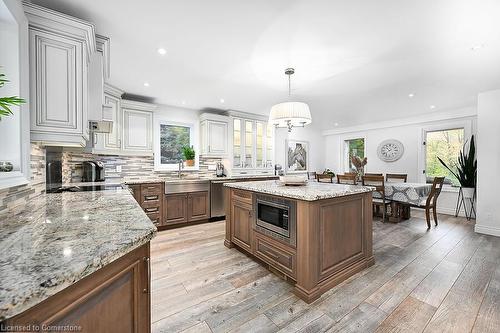 1229 Valens Road S, Flamborough, ON - Indoor Photo Showing Kitchen With Upgraded Kitchen