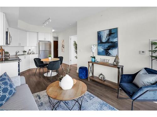 614-550 North Service Road, Grimsby, ON - Indoor Photo Showing Living Room