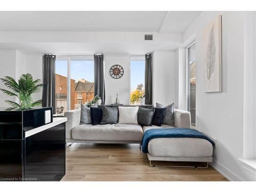 210-370 Martha Street, Burlington, ON - Indoor Photo Showing Living Room