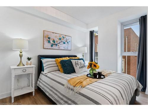 210-370 Martha Street, Burlington, ON - Indoor Photo Showing Bedroom