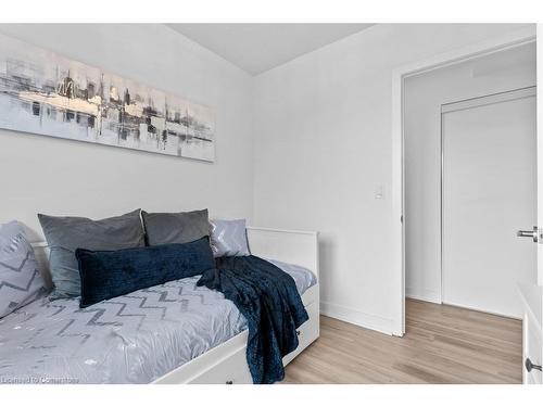 210-370 Martha Street, Burlington, ON - Indoor Photo Showing Bedroom