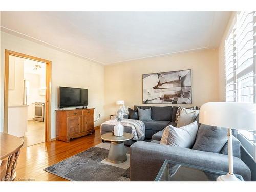 130 Kings Forest Drive, Hamilton, ON - Indoor Photo Showing Living Room