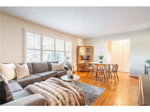 130 Kings Forest Drive, Hamilton, ON - Indoor Photo Showing Living Room