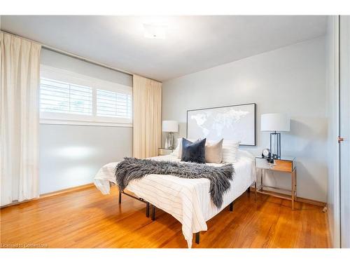 130 Kings Forest Drive, Hamilton, ON - Indoor Photo Showing Bedroom