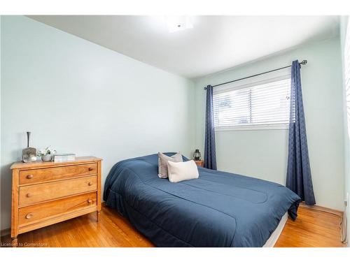 130 Kings Forest Drive, Hamilton, ON - Indoor Photo Showing Bedroom