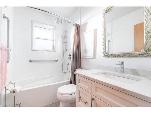 130 Kings Forest Drive, Hamilton, ON - Indoor Photo Showing Bathroom