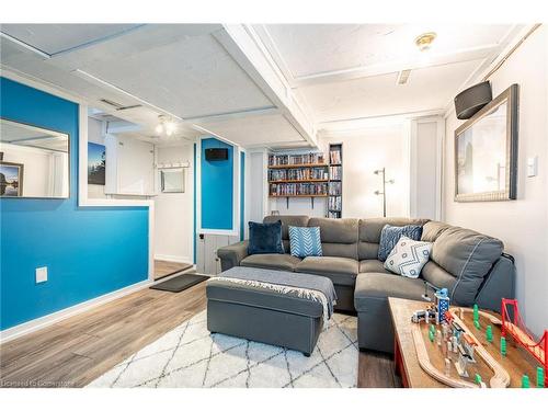 38 Golden Orchard Drive, Hamilton, ON - Indoor Photo Showing Living Room