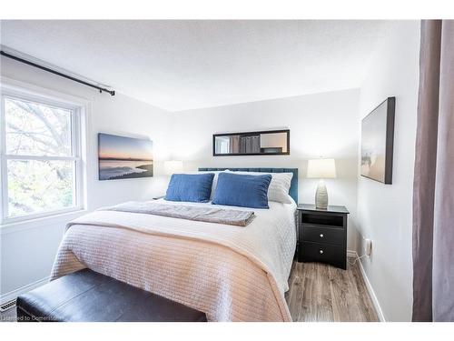 38 Golden Orchard Drive, Hamilton, ON - Indoor Photo Showing Bedroom