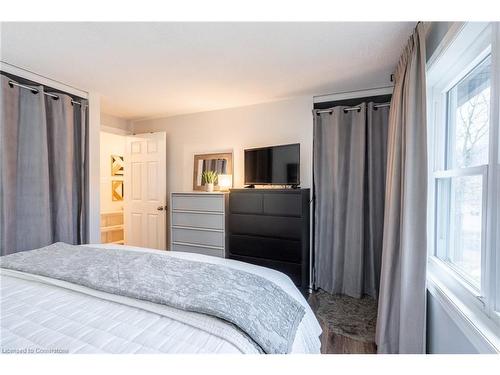 38 Golden Orchard Drive, Hamilton, ON - Indoor Photo Showing Bedroom